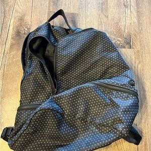 Lululemon City adventurer bag